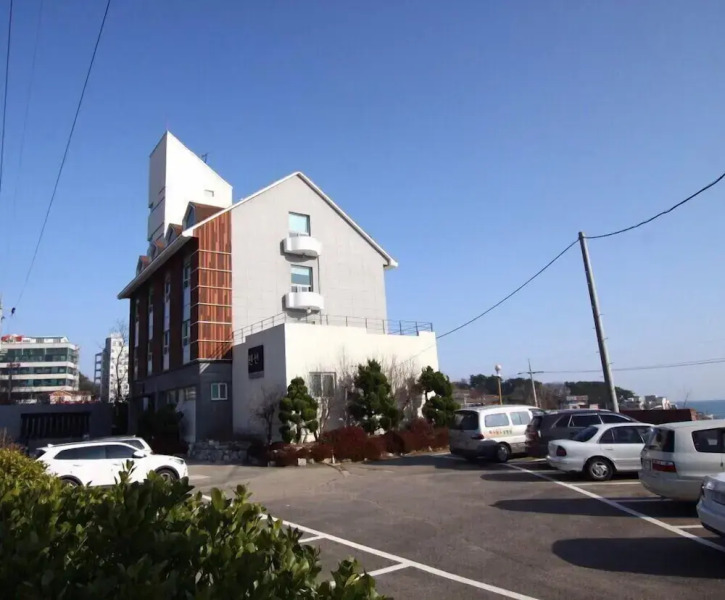 Prada Hotel & Pension