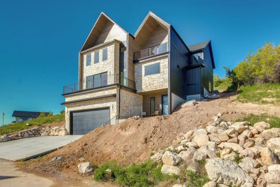 Luxe Retreat w/ Theater Room: Walk to Bear Lake!