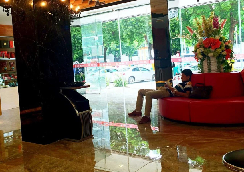 Lizhou Hotel (Gongbei Port Light Rail Station)