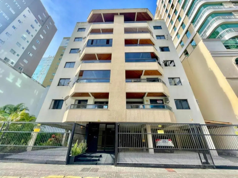 Apto amplo no coração da meia praia a 130m do mar