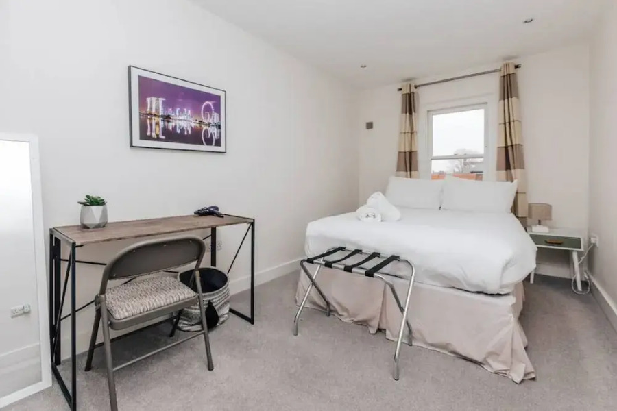 Central Modern Flat Sleeps 6 - Dedicated Parking - From 125 Per Night