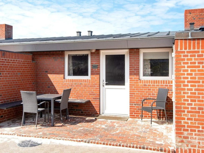 Waterfront Holiday Home in Henne near Sea