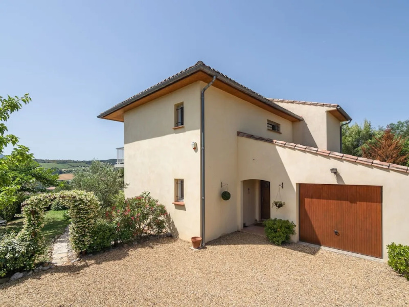 Spacious Villa With Private Swimming Pool and Fully Enclosed Garden