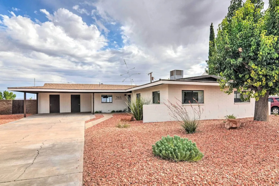 Lake Powell Views: Mid-century Home in Page