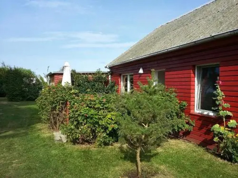 Roter Bungalow am Strand _50m_ _ O