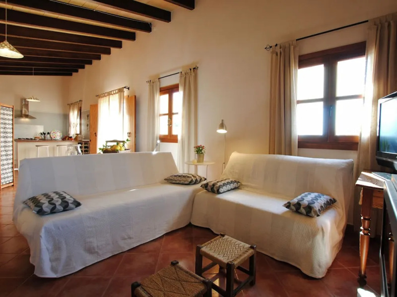 Spacious Cottage Near Santa Maria del Camí Centre