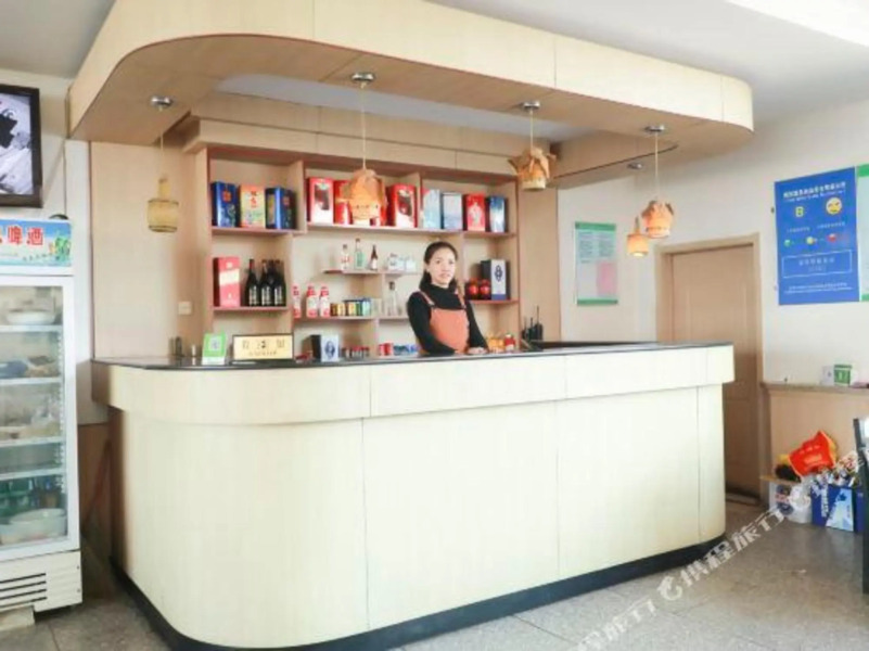 Yijialong Express Hotel (Zhangjiakou South Railway Station Construction Engineering College Store)