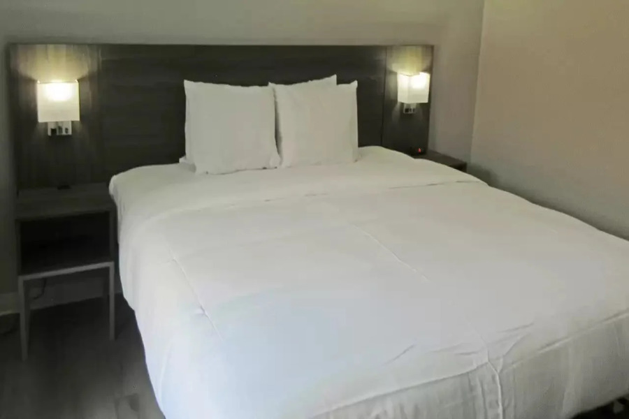 Suburban Studios Milwaukee Airport