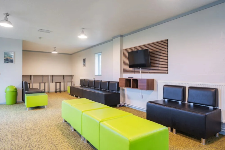 Bunkhouse/20bedroom/sleeps85/4acre/gamesroom/wifi