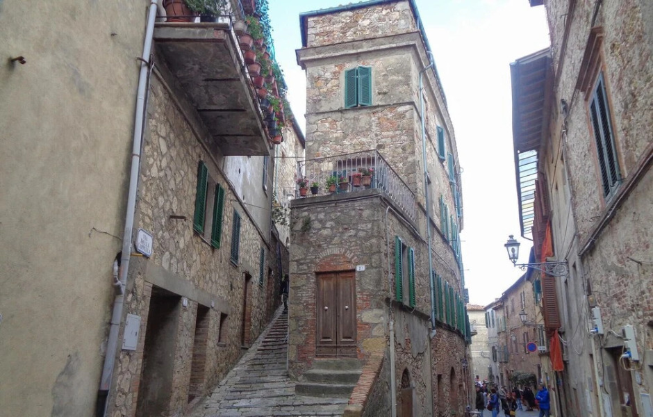 Beautiful Home in Chiusdino With Wifi and 5 Bedrooms