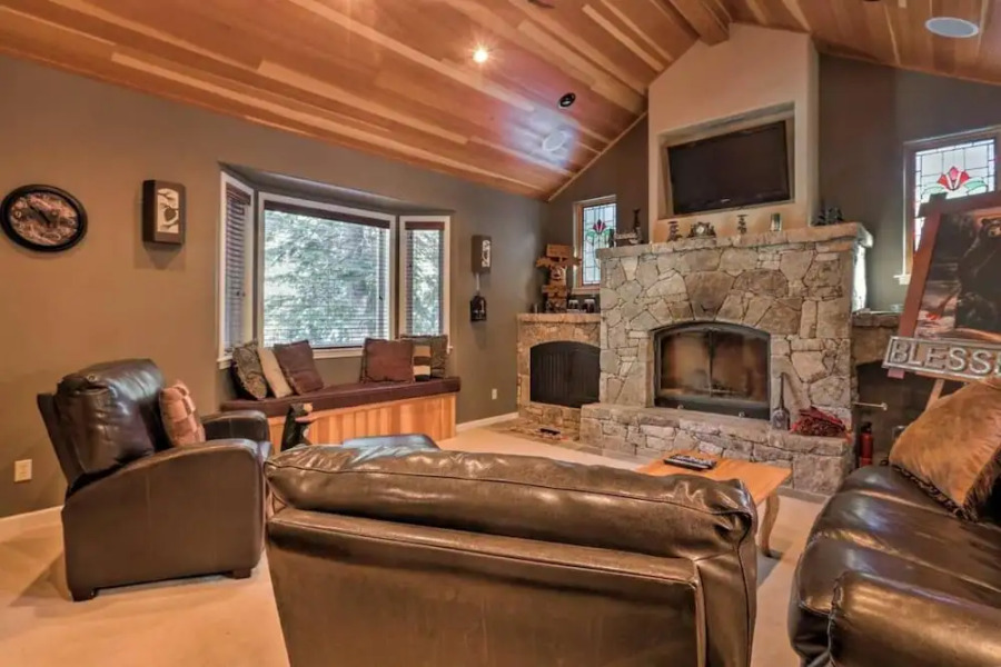 Large Home in Central Truckee With Private Hot Tub