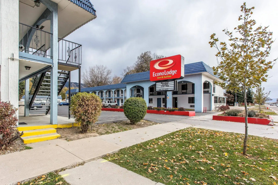 Econo Lodge Inn & Suites
