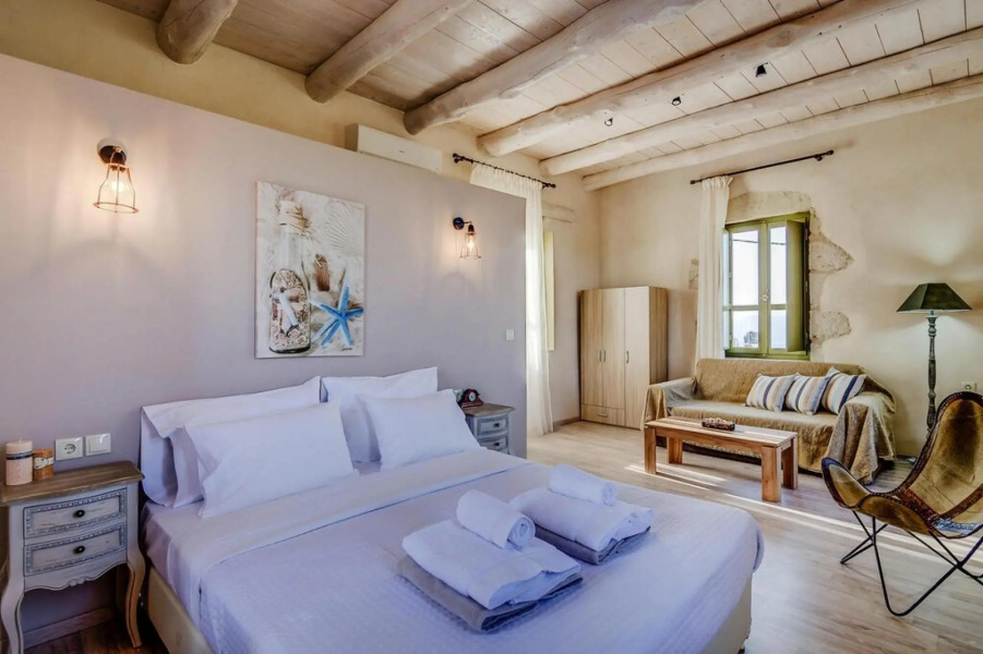 Holiday House, Castellos