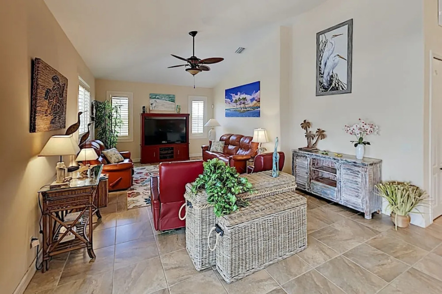 Canal House - 3 Br home by RedAwning