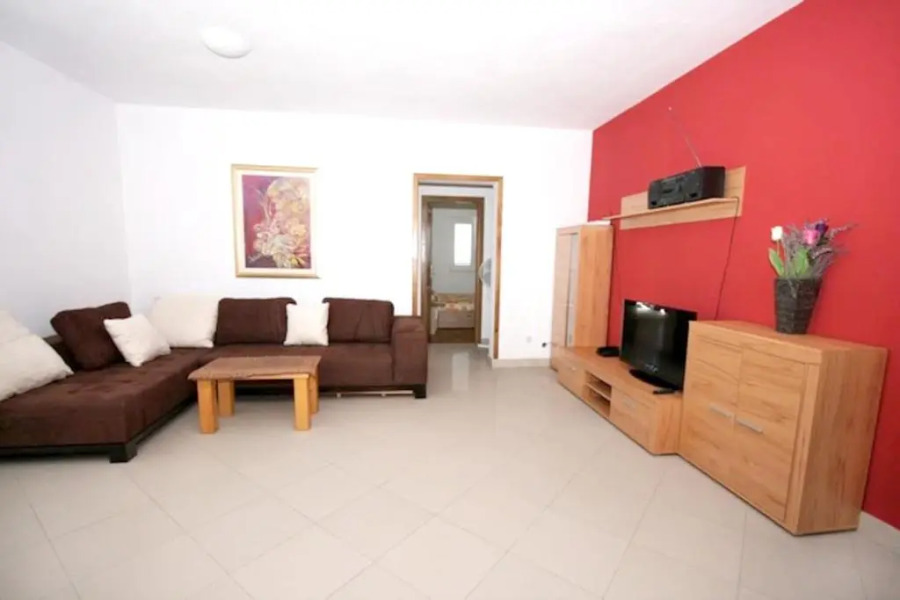 Apartment with 3 bedrooms in Zrnovo with wonderful sea view shared pool furnished balcony 80 m from the beach