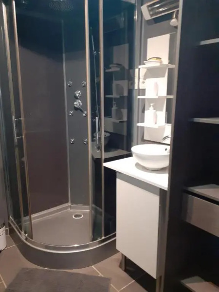 Location saisonnière avec piscine et terrasse au pied du luberon