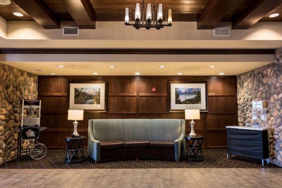 Holiday Inn Express & Suites