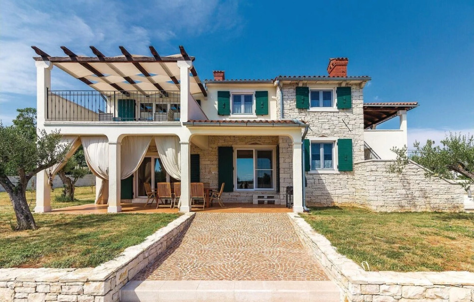Stunning Home in Krnica With Wifi and 4 Bedrooms