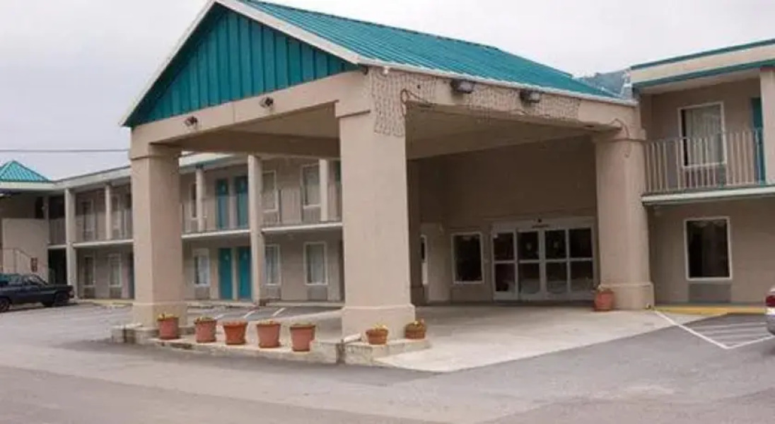 Americas Best Inn & Suites Commerce