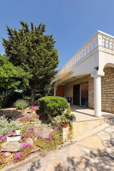 Apartment Djurdja - 20 m from beach : A2 Luka Murter, Island Murter