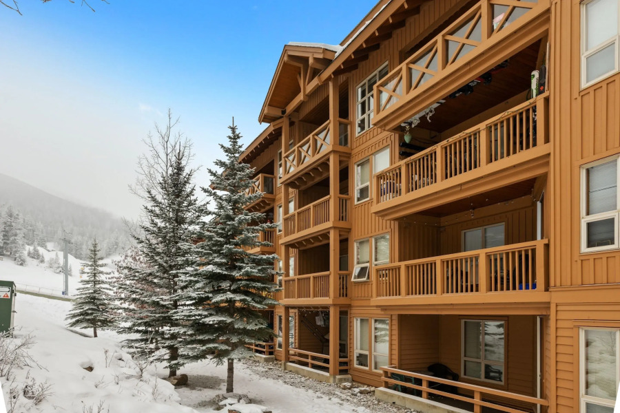 TOP FLOOR in Panorama Resort | TRUE Ski In/Out | Indoor Access to Pool & HotTubs