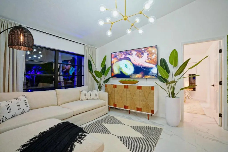 Glamorous 3-Bedroom Villa with Heated Pool Sarasota Area