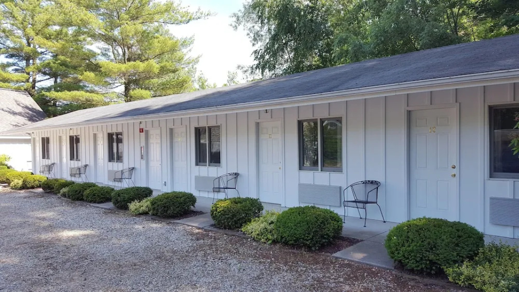 Captain's Quarters Motel