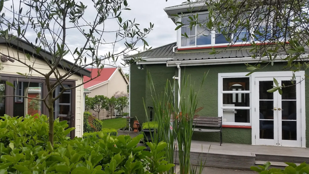 Designer Cottage B&B