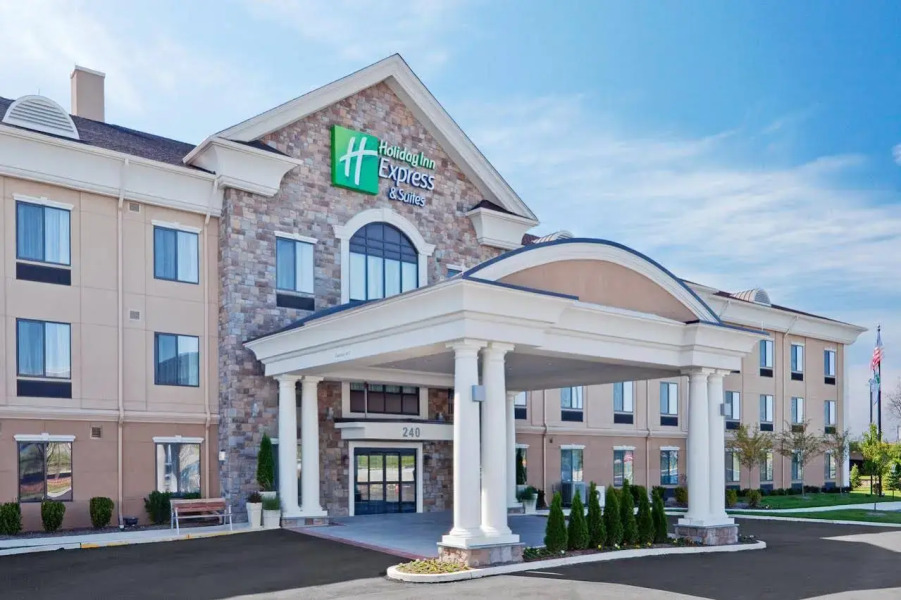 Holiday Inn Express & Suites Warminster - Horsham by IHG
