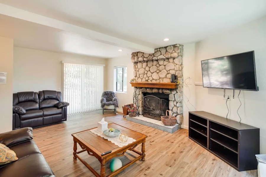 All-season Crestline Escape - 2 Mi to Lake!