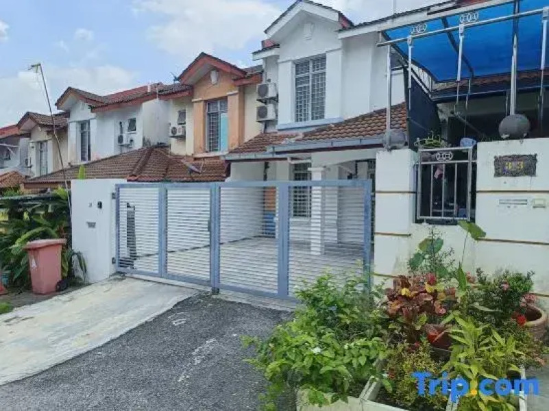 Damansara Damai 9Pax 4 Rooms