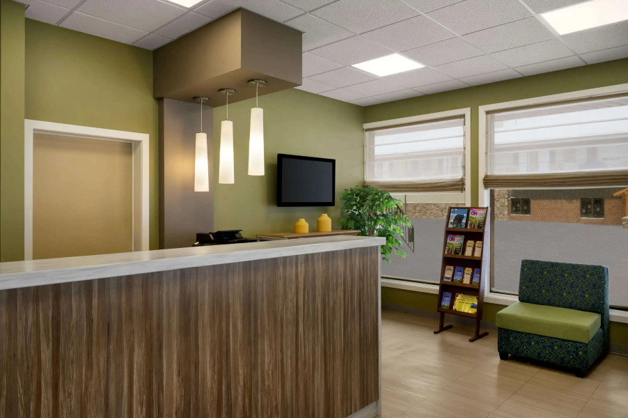 Super 8 by Wyndham Hearst ON