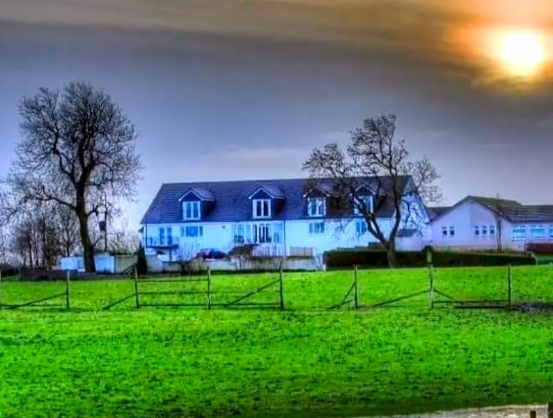 The Green Monkey Lux Suite at The Grumpy Schnauzer B&B Private Hot Tub, Gym, Breakfast, Stunning!