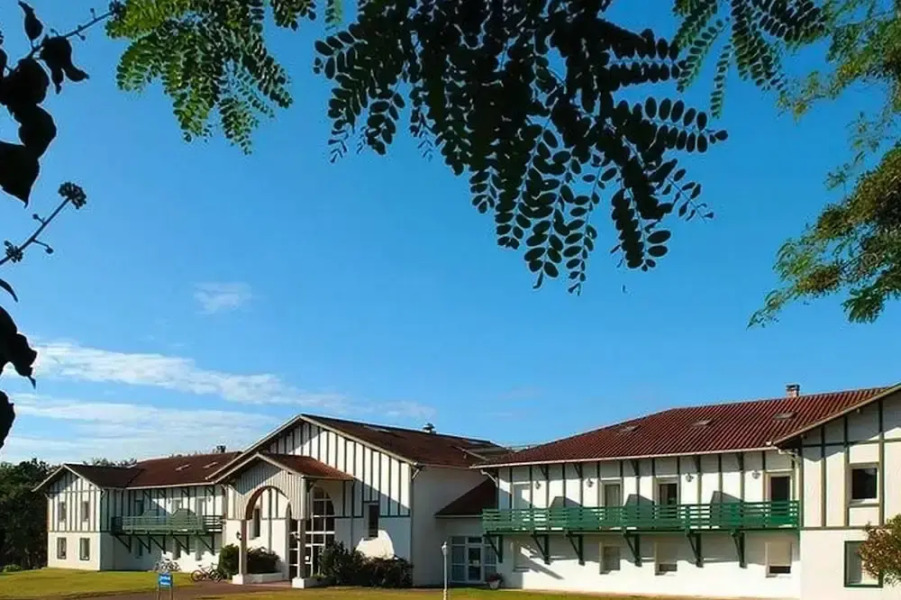 Cassen Holiday for Eight Guests