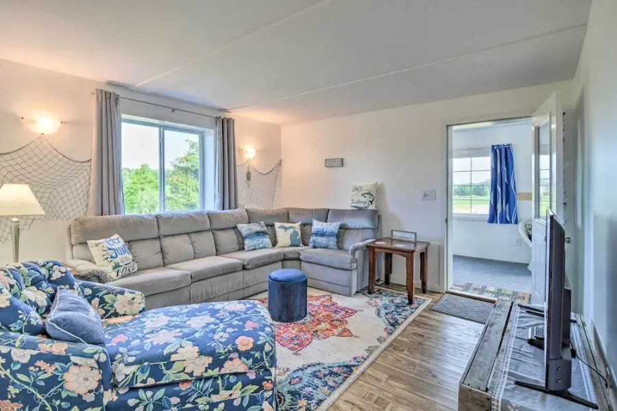 3 Mi to Lake Michigan: The Country Cottage