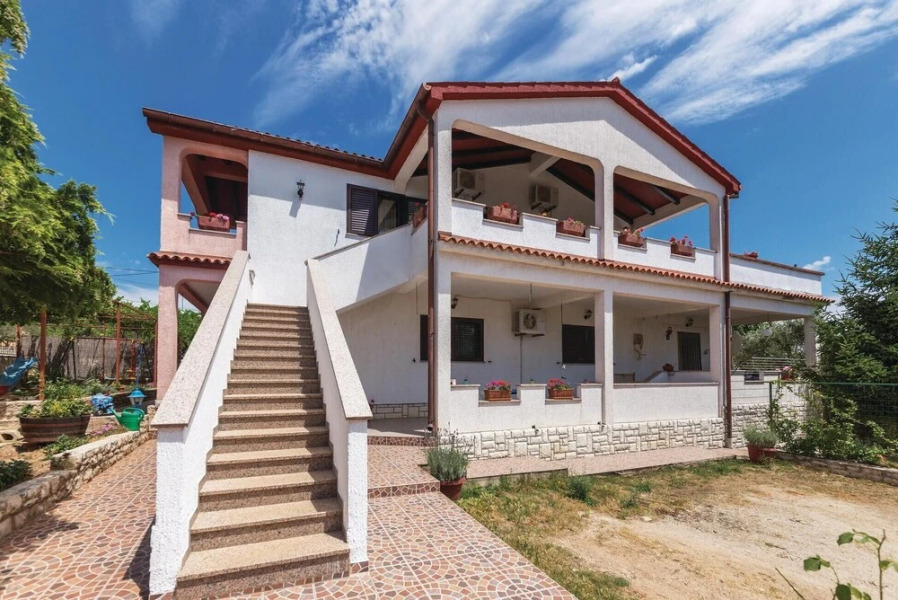 Awesome Home in Peruski With Wifi and 2 Bedrooms