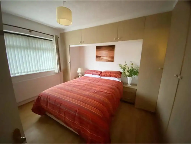 Quiet Secluded two Bedroom Bungalow With Parking