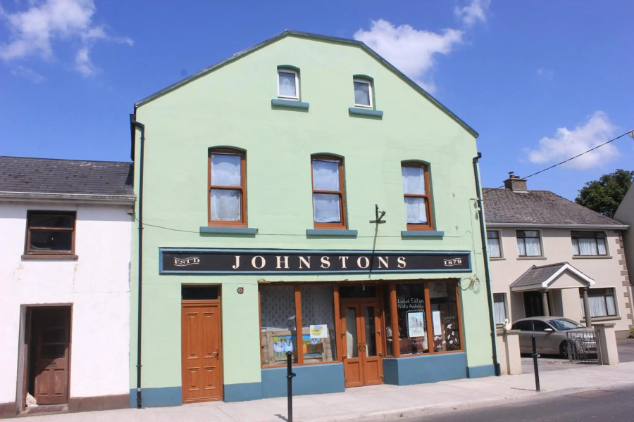 Johnston House: Historic Village Retreat