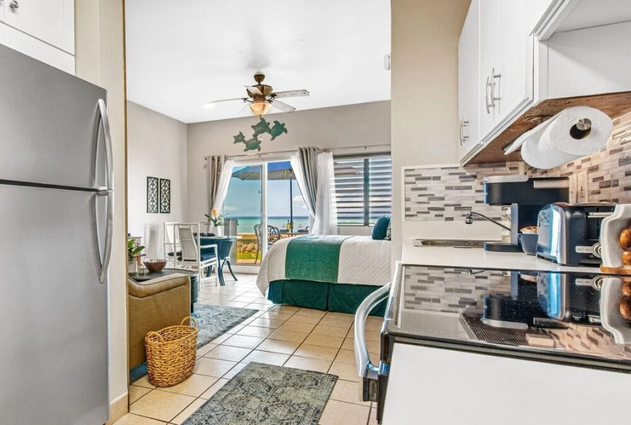 Pohailani #102 Studio Bedroom Condo by RedAwning