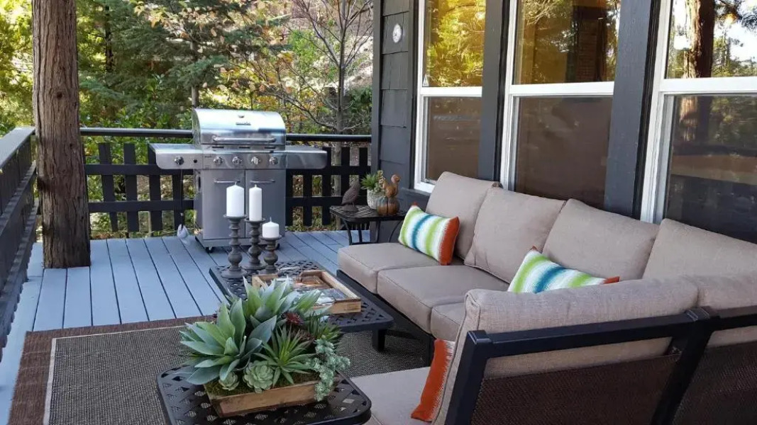 Historic Lakeview Cabin, Beautiful View, 2 Level, 1400 sqft, Dogs, Walk to Village