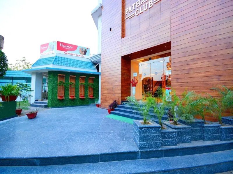 Capital O 38623 Pathankot Club