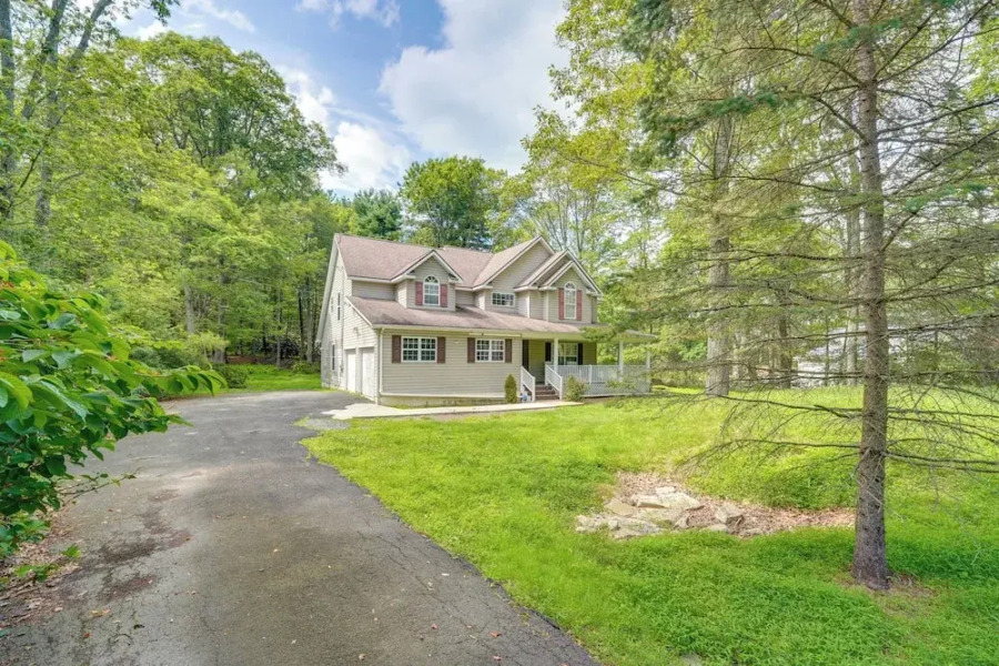 Tannersville House: Bar & Deck, 2 Mi to Ski Resort