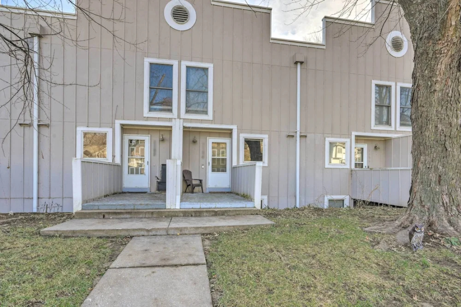Lovely Iowa City Townhome ~ 3 Mi to Dtwn!