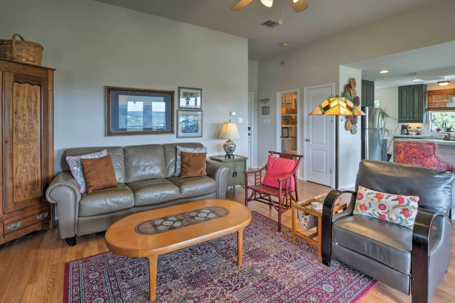2 Furnished Decks & Lake Views: Austin Escape