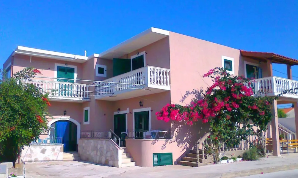 Apartments Tomi Sućuraj