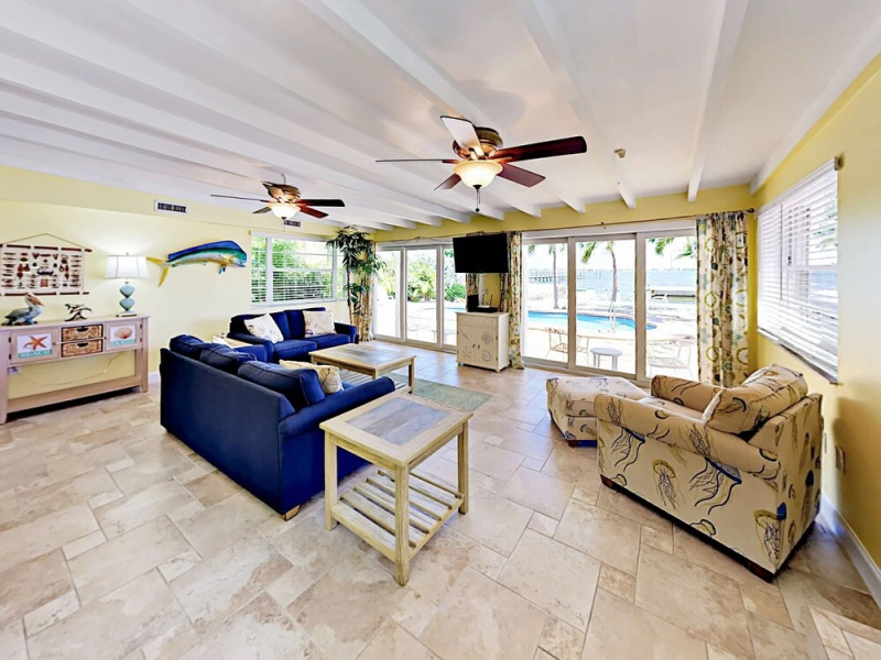 353 Barry Home 6 Bedrooms 4.5 Bathrooms Home