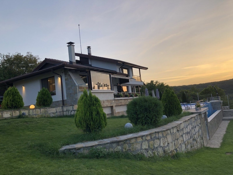 Luxurious Sunset Villa with Pool