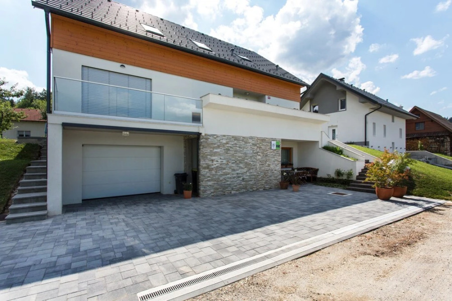 Domovoj Apartments and Rooms