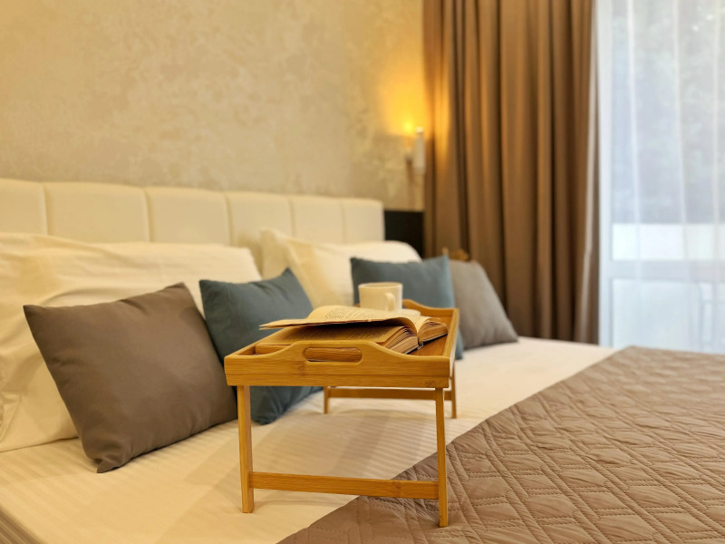 Апартаменты с небольшим балконом. 3 минуты до Моря. Для троих.