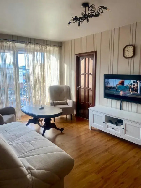 Трехкомнатная Квартира на проспекте Независимости 52